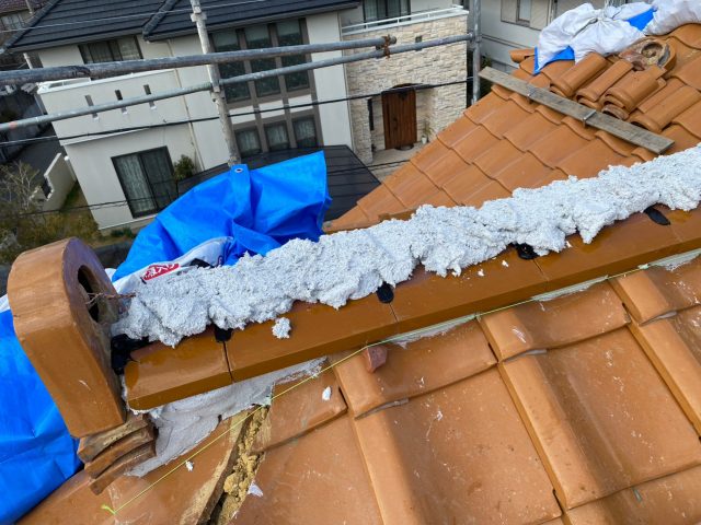 明石市にてのし瓦の積み直し作業